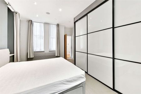 A large raised ground floor flat with wood floors - Photo 5