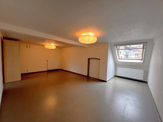 APPARTEMENT VAN 226M² IN HET CENTRUM VAN IEPER MET 3 SLAAPKAMERS EN TERRAS - Photo 1