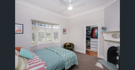 CHARMING PERIOD HOME IN PRIME LOCATION! - Photo 5