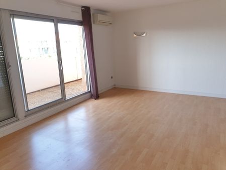 Location Appartement 3 pièces 66m² MARSEILLE 8ème - Photo 2