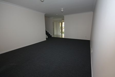 TOWNHOUSE - LIGHT BRIGHT & AIRY - Photo 3