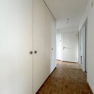 Situated in a sunny location with a seating area - Photo 2