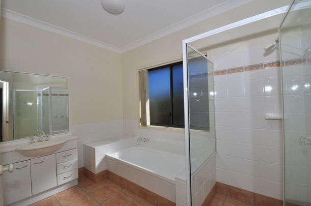 Spacious 3 Bedroom Townhouse with private courtyard - Photo 1