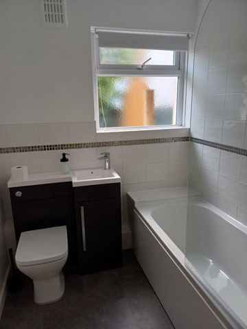 4 bedroom semi-detached house to rent - Photo 4