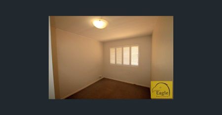 Spacious Unit with 2 Lockup Garages - Photo 4