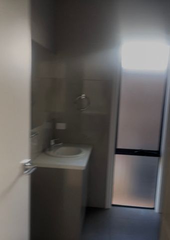 Elizabeth Vale - Photo 5