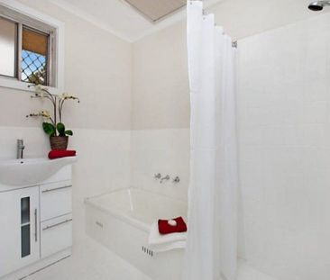 Space, Comfort & Convenience on a Generous Block - Photo 4