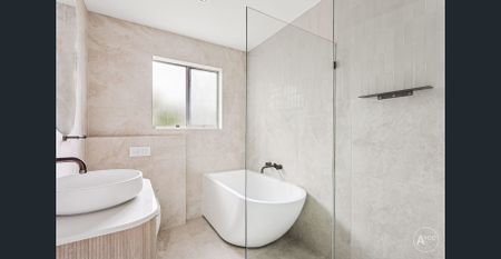 Top-Floor Apartment with Sweeping Valley Views in Prime Location - Photo 2