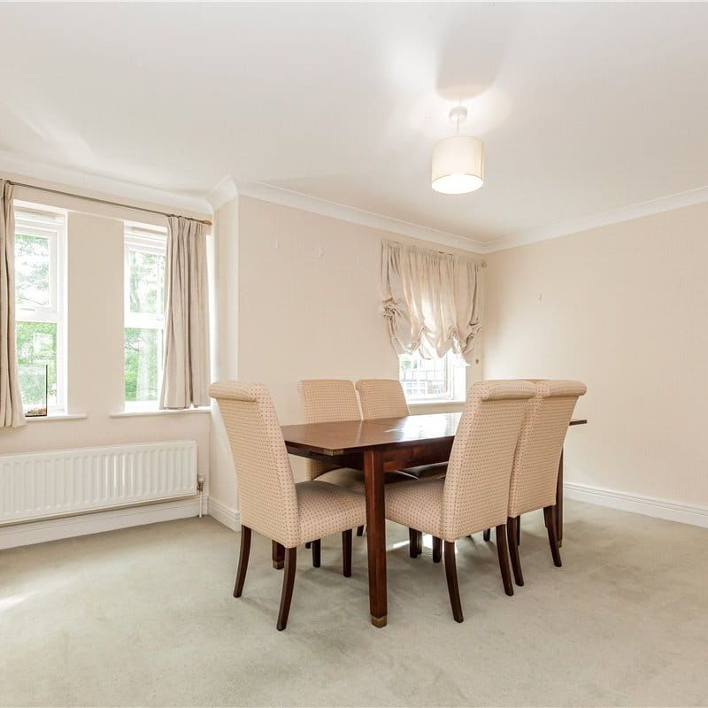 A spacious three bedroom first floor apartment in this convenient location just a short walk from the amenities of Summertown. - Photo 1