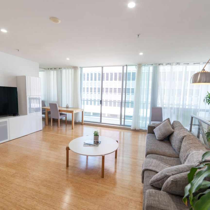 Nicely presented with bamboo flooring & furnished 1 bedroom in Shores. - Photo 1