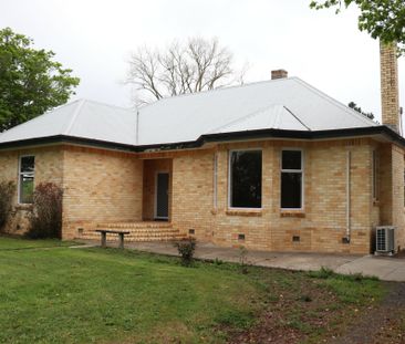 Large family home, rural lifestyle - Photo 2