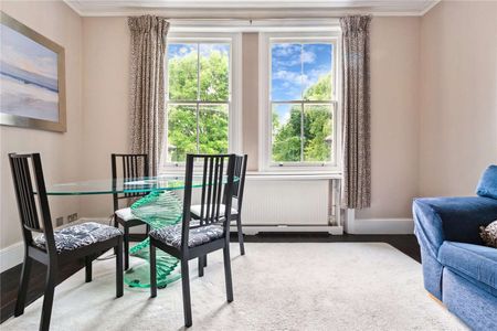 A wonderful three bedroom apartment offering excellent light,whilst boasting a spacious reception room overlooking the peaceful views of the communal gardens. - Photo 3
