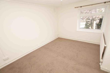 2 bedroom ground floor flat to rent - Photo 2