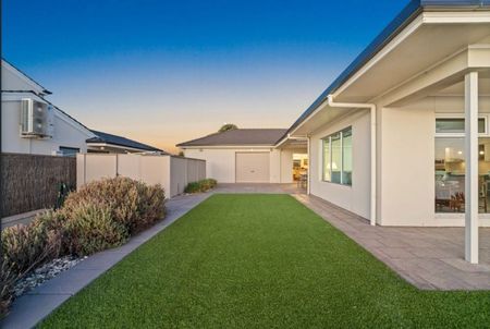 Prime lakefront location - Photo 5