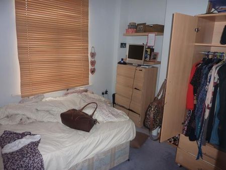 3 Bedroom, 1 bath, 1 reception Flat - Photo 2