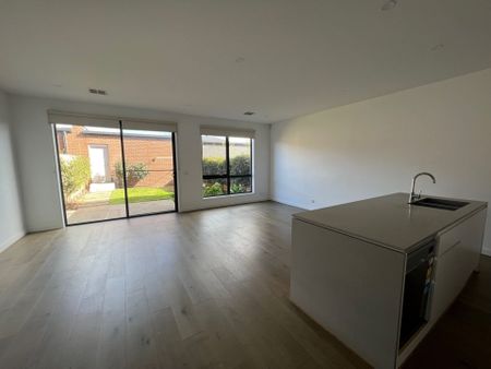 THREE BEDROOM TOWNHOUSE - Photo 3