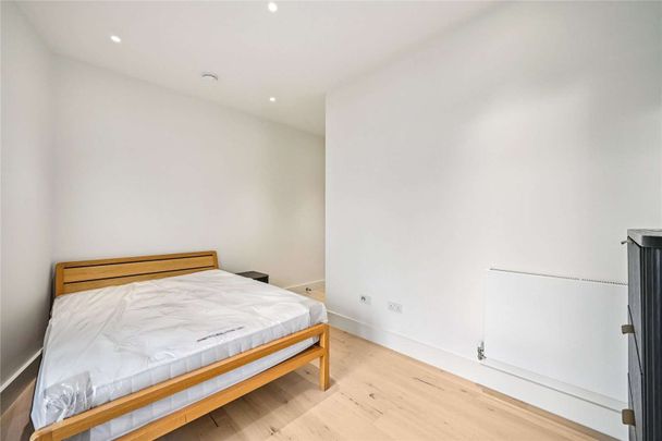 A spacious two bed apartment located in the heart of Waterloo. - Photo 1