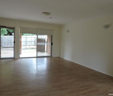 Family Friendly home close to public transport, shops and schools - Photo 6