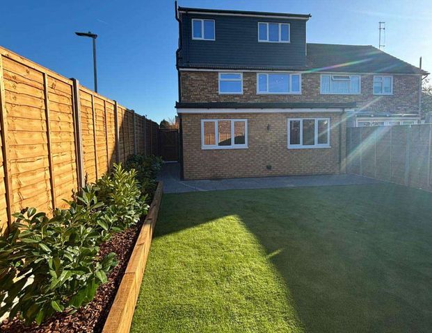 🌿 COMING SOON – Luxury All-En-Suite Professional HMO | 6 Oldfield Drive, Cheshunt EN8 Room 4 - Photo 1