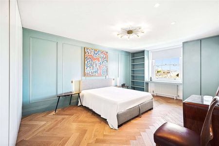 A light and bright, split-level three-bedroom apartment situated on the third and fourth floors (without lift) of a period conversion in the heart of South Kensington. - Photo 3