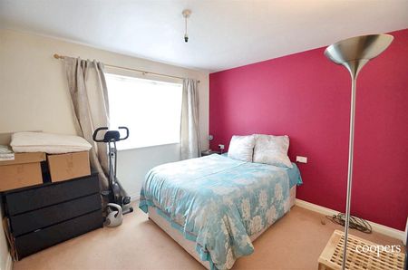 Royal Court, Hume Way, Ruislip, HA4 - Photo 3