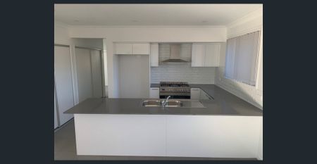 Modern 4-Bedroom Family Home – Lawn Maintenance Included - Photo 5