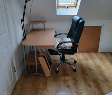 Loft room to let for single female only- Ilford - Photo 1