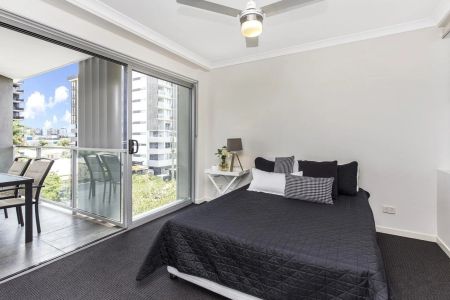 Light-Filled 2-Bedroom Apartment with Balcony, Close to PA Hospital & CBD - Photo 4