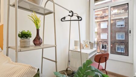 Room in a shared 8-bedroom apartment for rent in l'Antiga Esquerra de l'Eixample, perfect for professionals and students - Photo 4