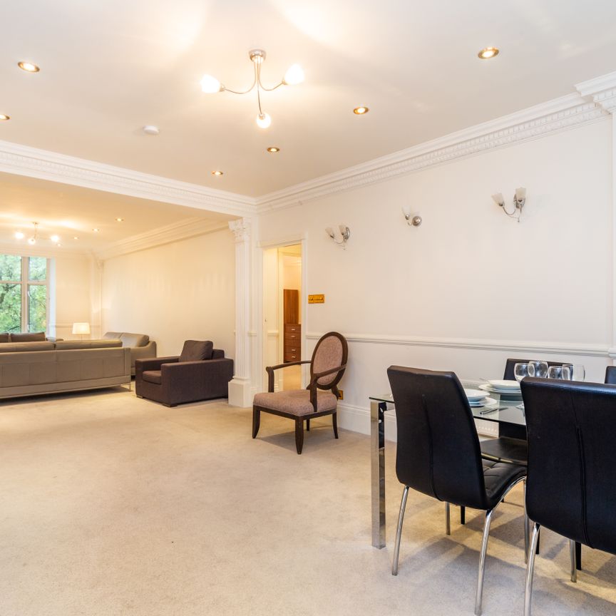 A beautiful five-bedroom apartment located on the fourth floor in St John’s Wood, London NW - Photo 1