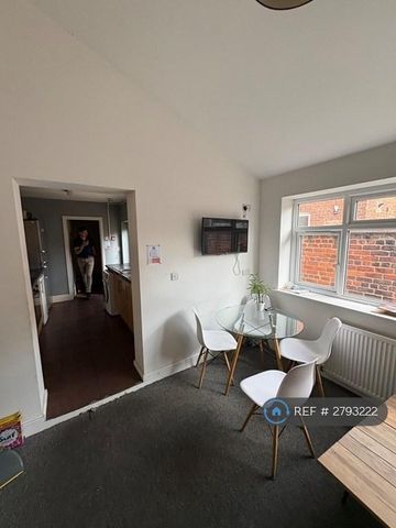 1 bedroom in a house share to rent - Photo 2