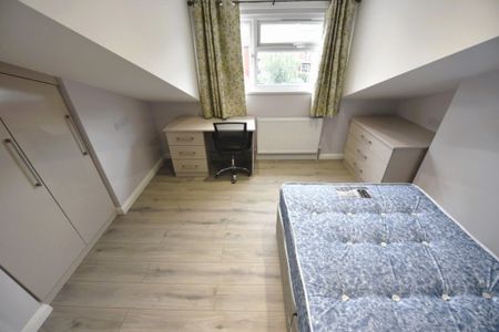 2 bedroom Flat in Flat 4, Leeds - Photo 4