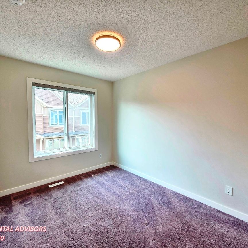 GREAT 3 BED PLUS BONUS RM, 2.5 BATH, 2 STOREY TOWNHOUSE W/A DOUBLE ATTACHED GARAGE IN THE COMMUNITY OF GRAYDON HILL - Photo 1