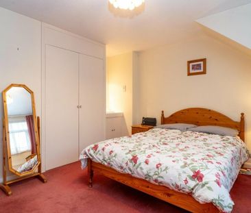 2 bedroom Maisonette to rent in Claire Court, Westfield Park, Hatch... - Photo 2