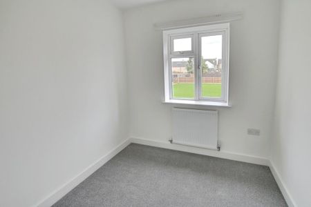 3 bedroom detached bungalow to rent - Photo 2