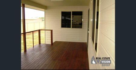 Modern 4 Bedroom Home - Photo 5