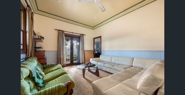 Charming Retro Cottage Living - Photo 1