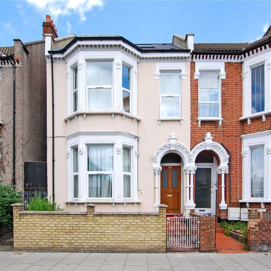 Three bedroom ground floor flat with a garden. Located on Tooting Bec Road with access to the city via the Northern Line at Tooting Bec Station, this property would be ideal for sharers. - Photo 1