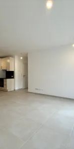 BEZUGSFERTIG: Neubau-Erstbezug mit Freifläche und Küche! - Photo 1