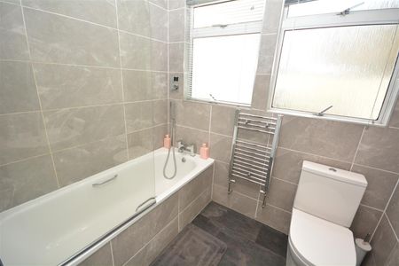 2 Bed Flat, Wycliffe Rd, SW19 - Photo 5