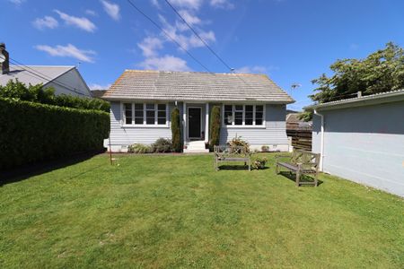 Situated in a highly sought after area, welcome to 66 Rata Street! - Photo 4