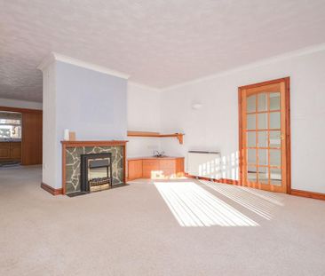 3 bedroom detached bungalow to rent - Photo 2