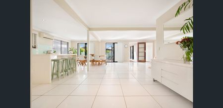 Stunning Family Home in Bundall - Photo 2