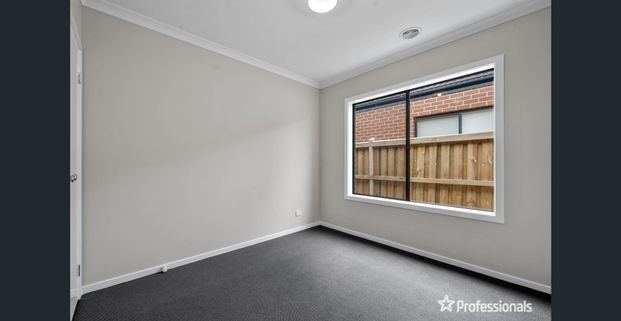 Modern comfort in Bonnie Brook’s booming zone! - Photo 1