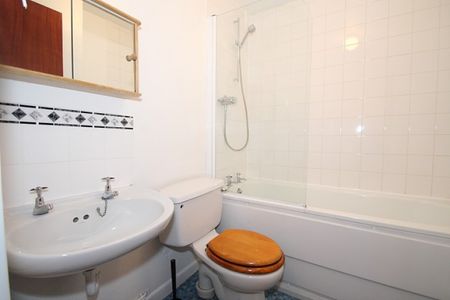 Calluna Court, Woking - Photo 4