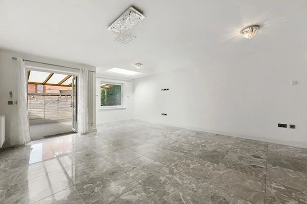 3 Bed Terraced House, Morphou Road, NW7 - Photo 1