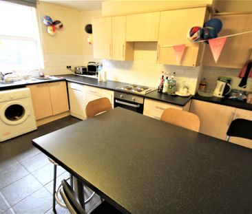 6 bedroom terraced house to rent - Photo 4