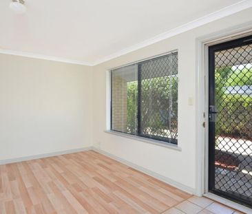 Neat & tidy brick unit in a central location! - Photo 1