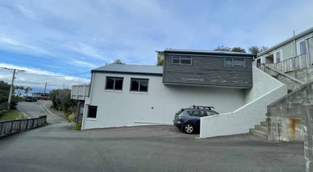 Sunny 3-Bedroom Townhouse in Sought-After Wadestown - Photo 4