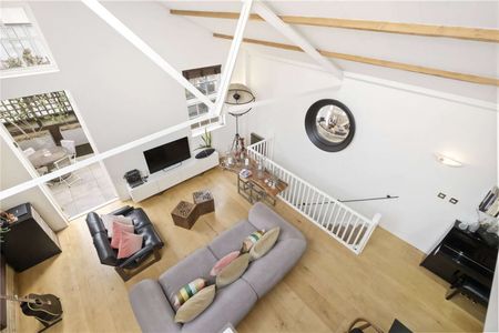 Stylish three bedroom Mews home in the heart of Clapham - Photo 3
